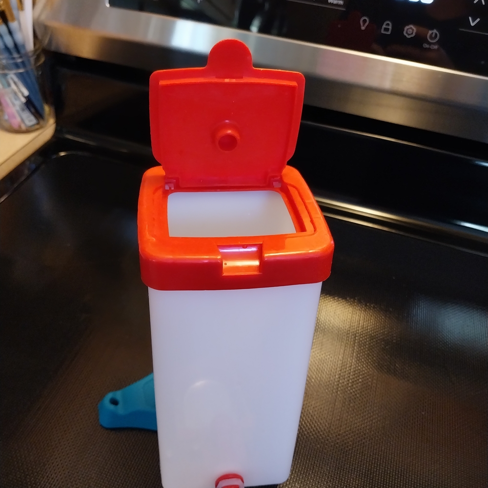 CHICK2CHICKEN 2-Port Feeder – White with Red & Blue Accents - Picture 4 of 9